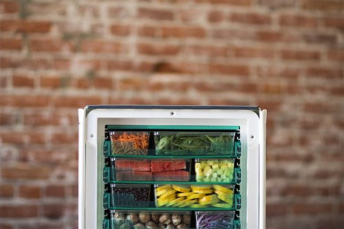 Этот новый конкурент с синим фартуком отправляет ваши ингредиенты в беспроводной мини-холодильник
