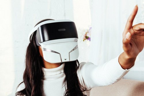 Первая мультисенсорная маска VR, которая привносит в картинку запах, туман и вибрацию!