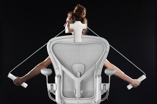 Этот магнитный тренажер прикрепляется к стулу, чтобы облегчить боль при работе из дома!