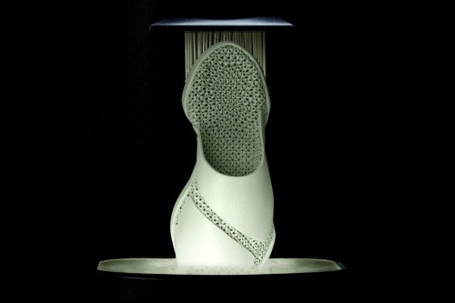 Вся эта обувь может быть изготовлена за один цикл 3D-печати.