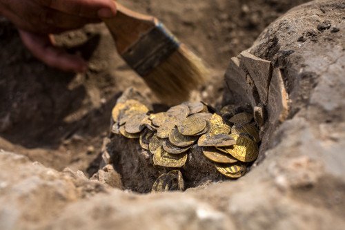 Подростки открывают клад древних золотых монет в Израиле