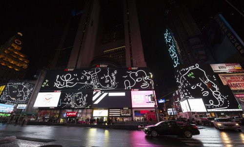 Художник Шантелл Мартин снимает рекламные щиты на Таймс-сквер, чтобы спросить: «Кто ты?»
